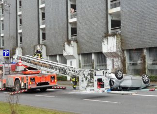 Spektakulärer Unfall in Remscheid: Auto stürzt aus dem Parkhaus vom Allee-Center auf die Elberfelder Straße. Foto: Sascha von Gerishem