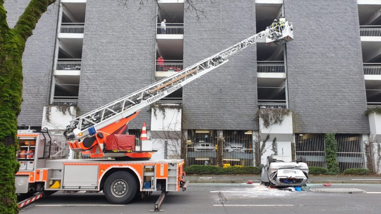 Fahrzeugsturz aus einem Parkdeck in Remscheid