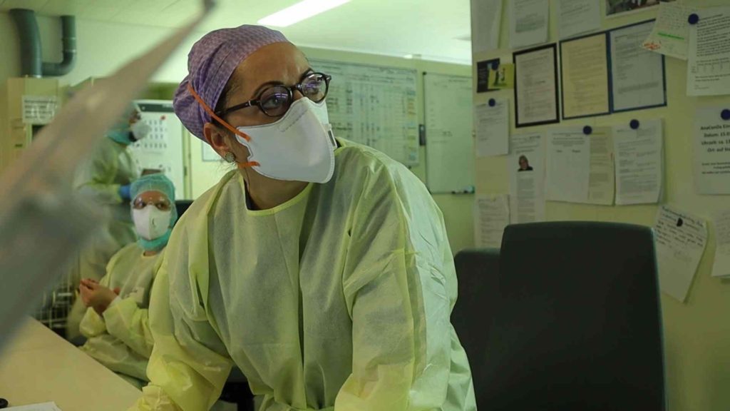Eine Intensivpflegerin auf einer COVID-19-Station im Klinikum München. Foto: ZDF / Kevin Radünz