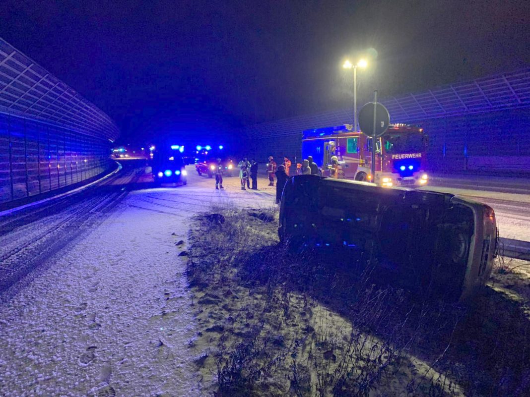 A 44: Der Pkw überschlug sich hinter dem Tunnelausgang. Foto: Feuerwehr Velbert