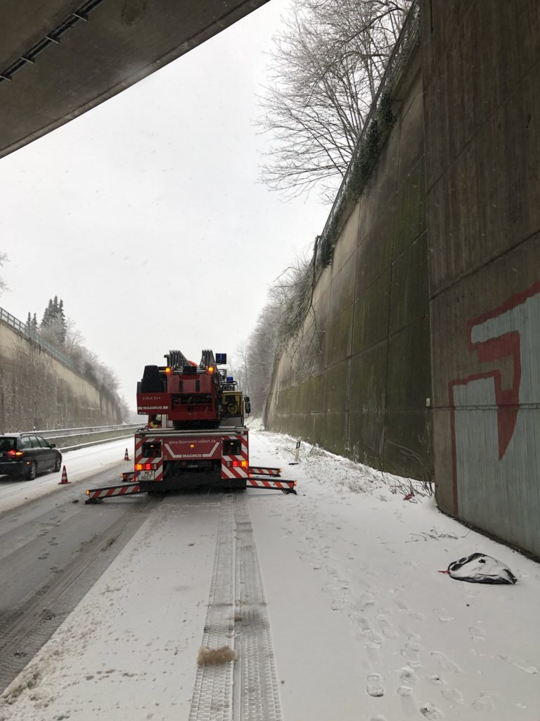 A 535: Der herabhängende Baum zwischen den Anschlussstellen Wülfrath und Tönisheide. Foto: Feuerwehr Velbert