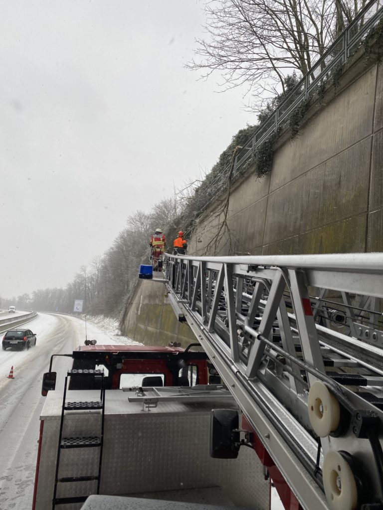 A 535: Der herabhängende Baum wurde mit Hilfe der Drehleiter zerteilt und entfernt. Foto: Feuerwehr Velbert