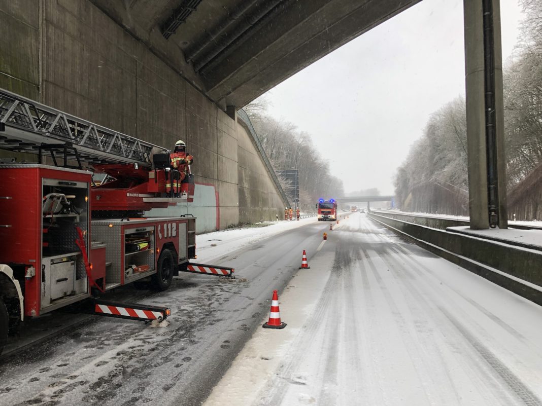 A 535: Der Verkehr wurde einspurig an der Einsatzstelle vorbeigeführt. Foto: Feuerwehr Velbert