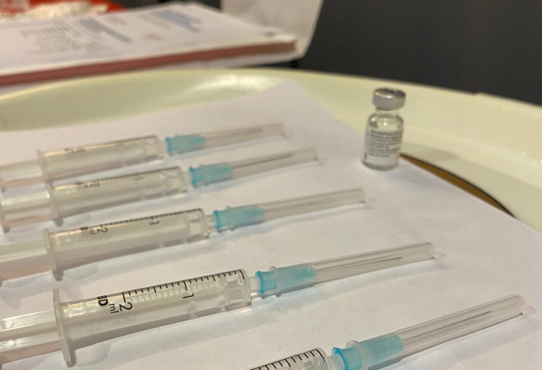 Aufgezogene Impfspritzen. • Aus einer Impfstoff-Einheit lassen sich 5 Impfdosen rekonstituieren. Foto: Guido Eul-Jordan