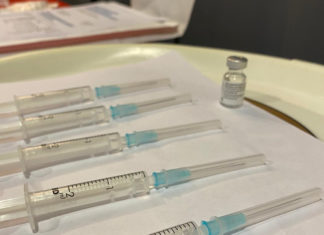 Aufgezogene Impfspritzen. • Aus einer Impfstoff-Einheit lassen sich 5 Impfdosen rekonstituieren. Foto: Guido Eul-Jordan