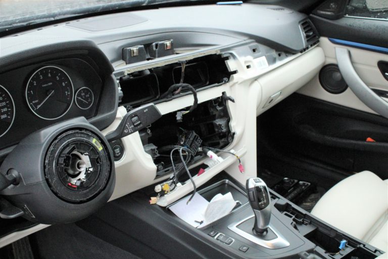 Innenteile aus BMW ausgebaut und gestohlen