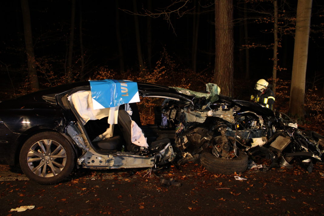 Unfall in Rösrath: Die Ehefrau verstarb noch in der gleichen Nacht aufgrund ihrer Verletzungen. Foto: Polizei RheinBerg