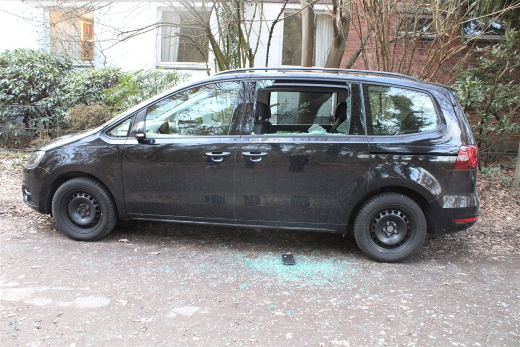 Ein bislang unbekannter Dieb nutzte in Bergisch Gladbach die zehnminütige Abwesenheit einer Autobesitzerin, um die Seitenscheibe an ihrem Seat einzuschlagen. Foto: Polizei RheinBerg