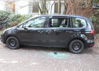 Ein bislang unbekannter Dieb nutzte in Bergisch Gladbach die zehnminütige Abwesenheit einer Autobesitzerin, um die Seitenscheibe an ihrem Seat einzuschlagen. Foto: Polizei RheinBerg