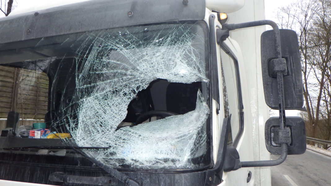 Eisplatten von LKW sind im Straßenverkehr eine große Gefahr. Foto: Polizei Ennepe-Ruhr