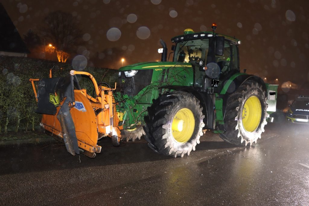 Traktor mit Schneeräumschild. Foto: Polizei Oberberg