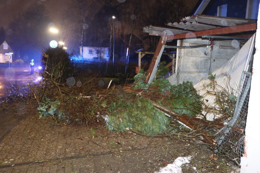 Beschädigte Garage Blumenstraße/Neustraße. Foto: Polizei Oberberg