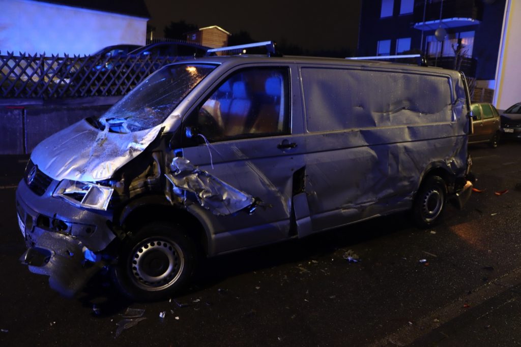 Beschädigter VW-Bus Uelfestraße. Foto: Polizei Oberberg