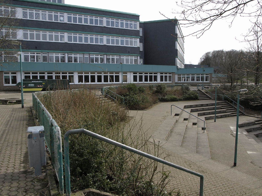 Erich-Fried-Gesamtschule Ronsdorf An der Blutfinke 70 Wuppertal. Gegründet 1979. Foto: Banffy, CC BY-SA 4.0 , via Wikimedia Commons