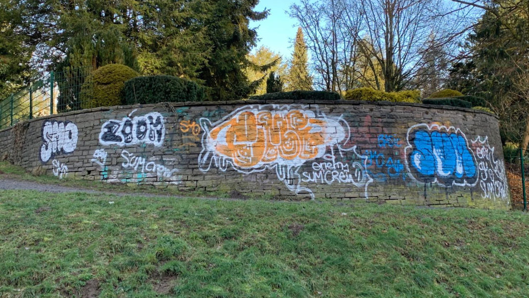 Vandalismus in Hücksewagen: Farbschmierereien an Friedhofsmauer sind Sachbeschädigung. Foto: Polizei Oberberg