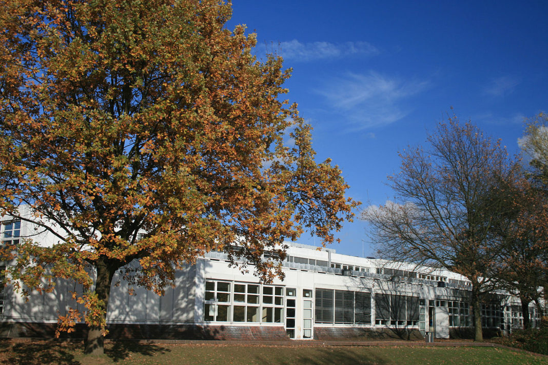 Gymnasium Vogelsang Solingen (2008). Foto: Elisabeth Schmitt, Public domain, via Wikimedia Commons