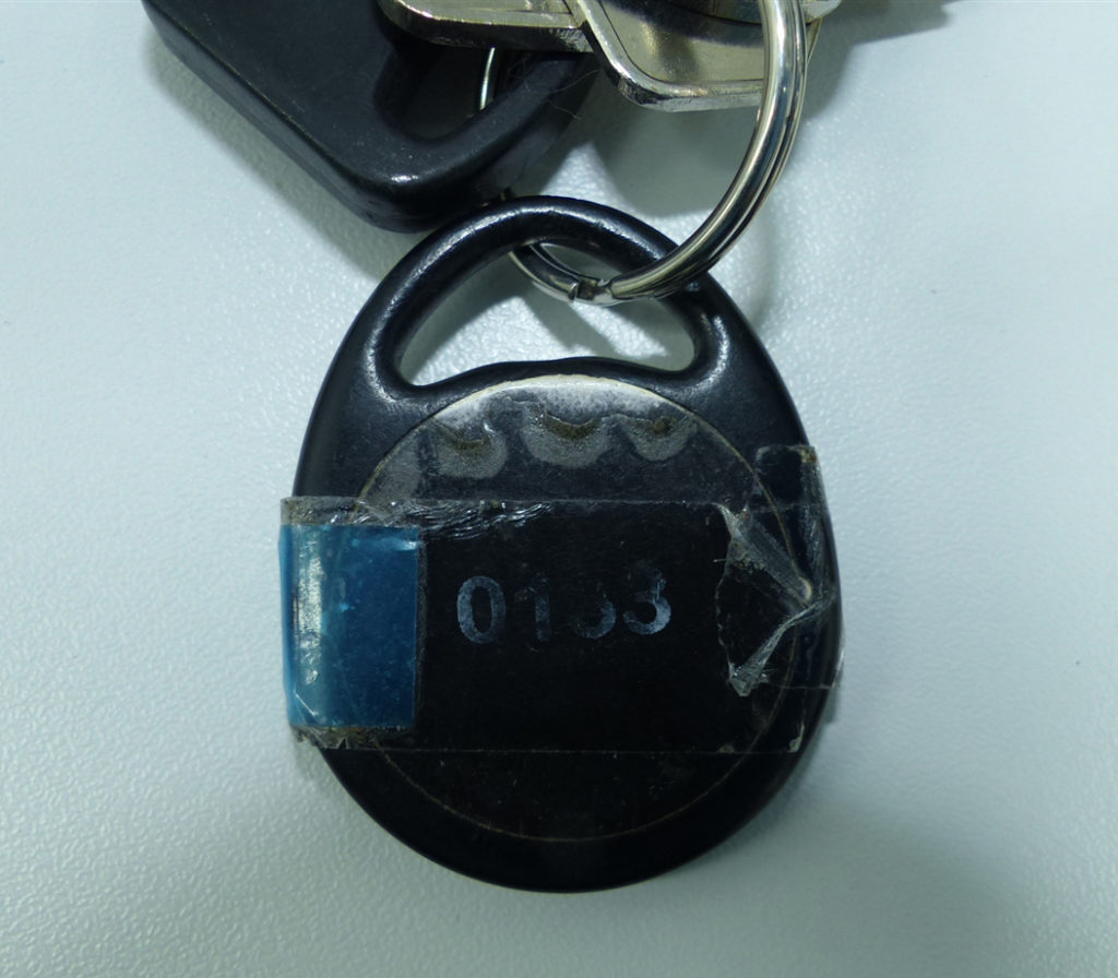 Schlüsselanhänger mit Zahl: Wer kann Angaben zur Identität oder Aufenthaltsort des Verstorbenen machen? Foto: Polizei Oberberg