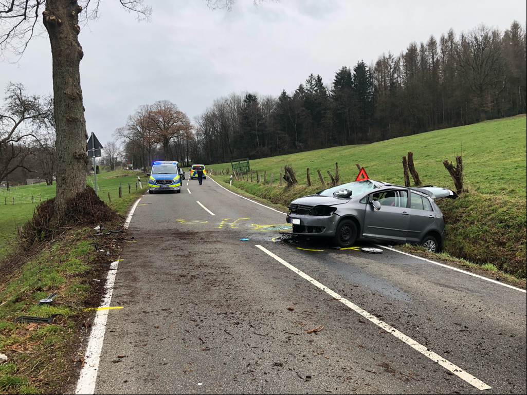 Engelskirchen: Die Fahrerin zog sich leichte Verletzungen zu. An ihrem Wagen entstand Totalschaden. Foto: Polizei Oberberg