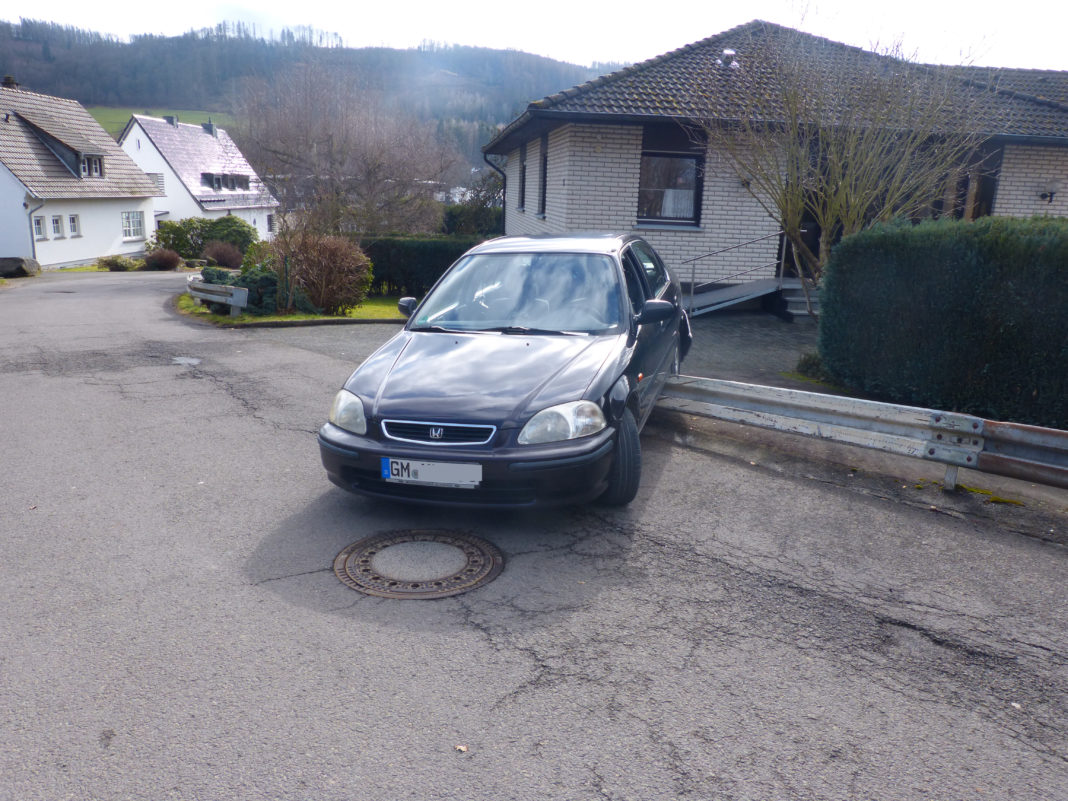 Ohne Führerschein in GUmmersbach unterwegs und dann einen Unfall gebaut. Foto: Polizei Oberberg