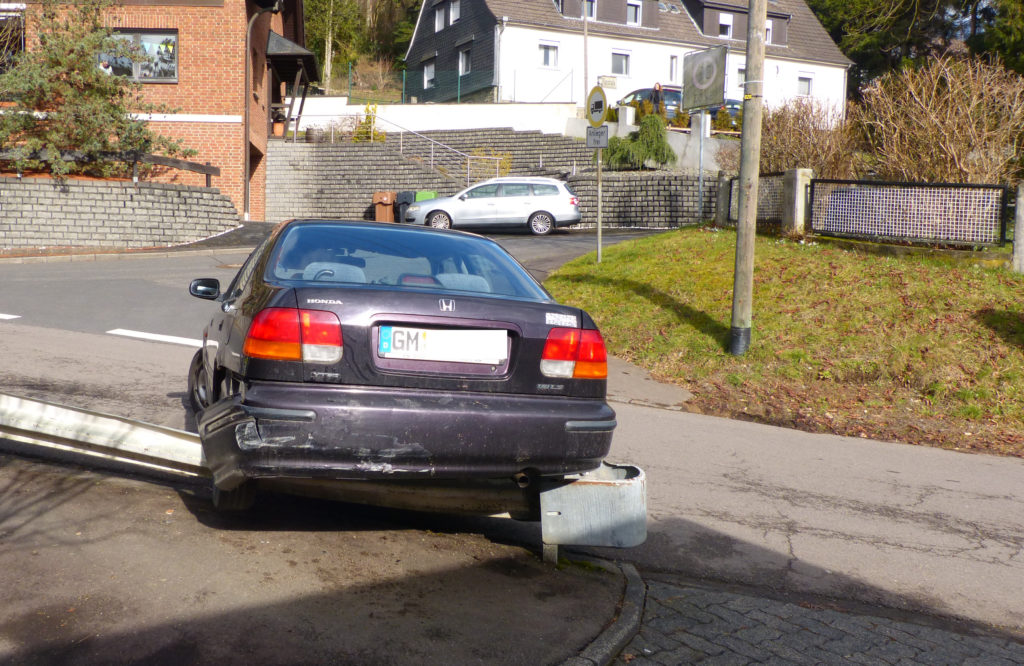 Gummersbach: Beim Wenden ging es ohne Führerschein rückwärts auf die Schutzplanke. Foto: Polizei Oberberg