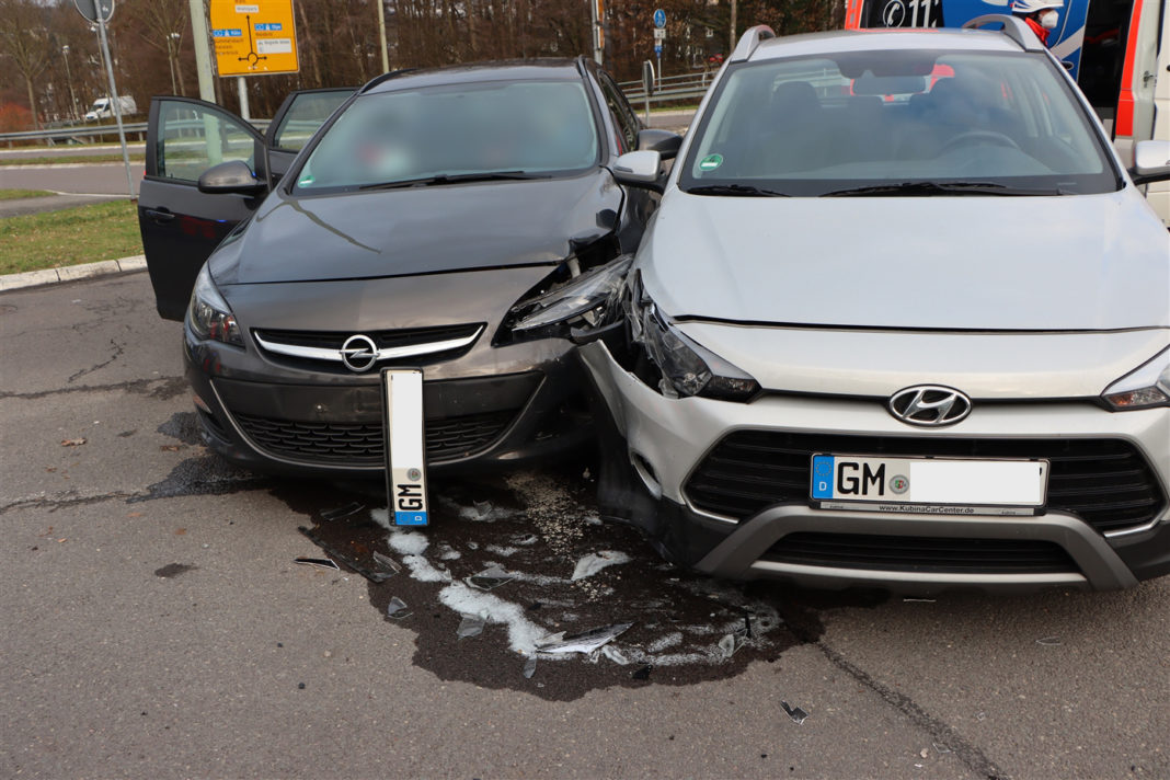 Beim Einfahren in den Kreisverkehr in Wiehl kam es zum Unfall. Ein Fahrer wurde schwer, der andere leichtverletzt. Foto: Polizei Oberberg