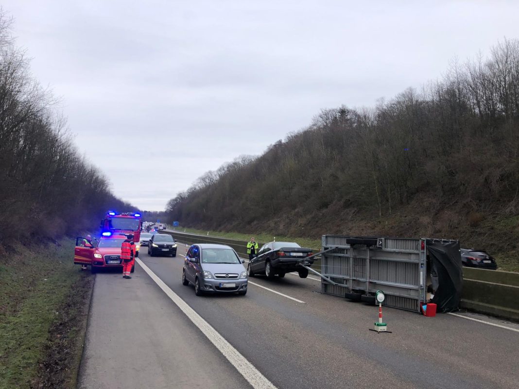 Unfall auf der A535: Gespann schleuderte über die Autobahn. Foto: Feuerwehr Velbert