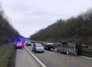 Unfall auf der A535: Gespann schleuderte über die Autobahn. Foto: Feuerwehr Velbert