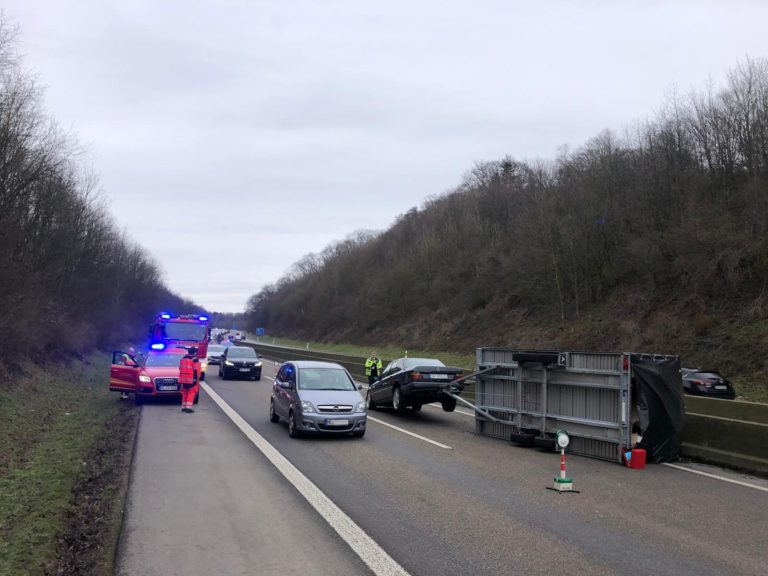 Gespann schleuderte über die Autobahn