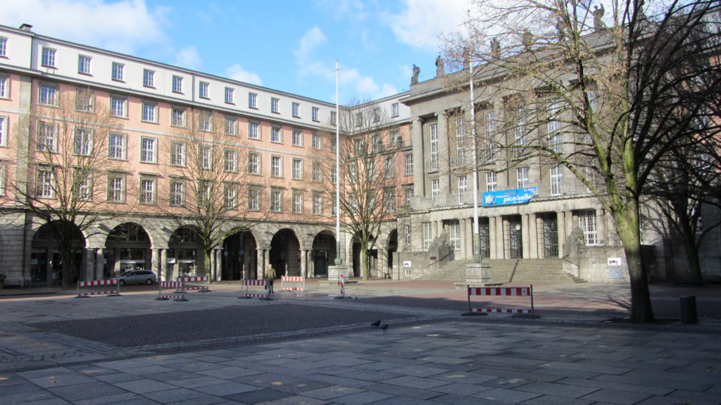 2017: Das Eingangsportal des Barmer Rathauses am Johannes-Rau-Platz. Links der Westflügel des Rathauses. Foto: Wnwtal