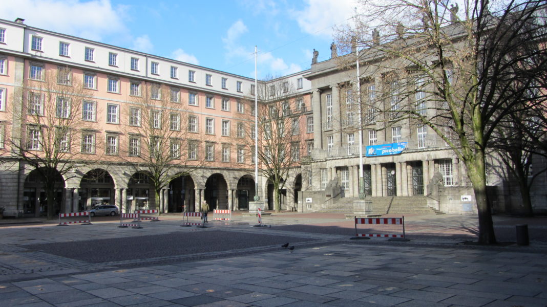 2017: Das Eingangsportal des Barmer Rathauses am Johannes-Rau-Platz. Links der Westflügel des Rathauses. Foto: Wnwtal