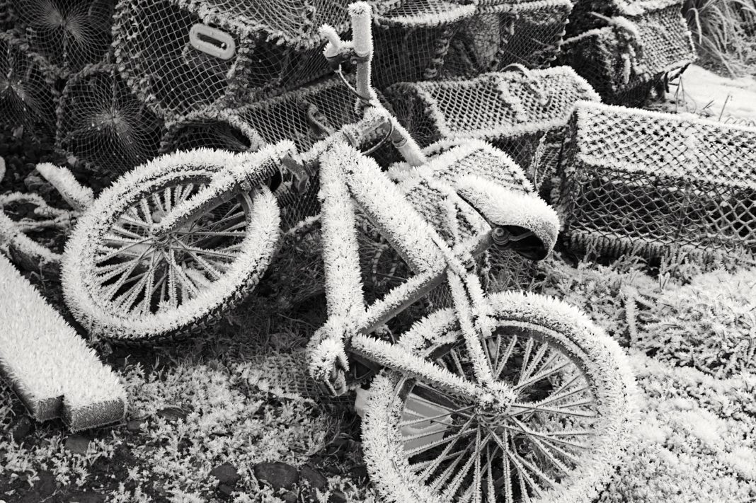 Gefroren: Fahrrad bei Eis und Schnee.