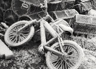 Gefroren: Fahrrad bei Eis und Schnee.