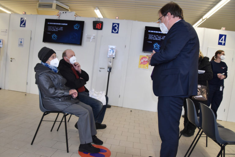 Impfzentrum: Betreiber und Bürger trotzen Schnee und Eis