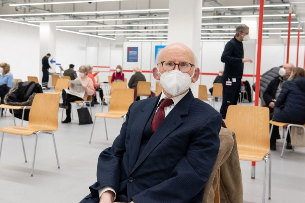 Gerhard Jakschas im Wartebereich vom Impfzentrum Bergisch Gladbach. Bildquelle: Rheinisch-Bergischer Kreis/Joachim Rieger