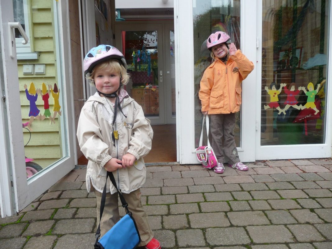 Morgens freuen sich Kinder über den Besuch im Kindergarten, mittags über die Abholung. Foto: Esther Merbt