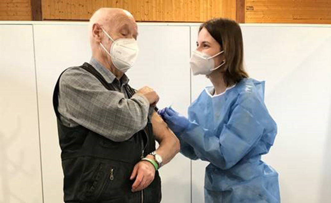Der 81-jährige Remscheider Rudi Greinacher erhielt im Impfzentrum Remscheid von Impfärztin Kira Decius als einer der Ersten seine erste Corona-Schutzimpfung. Bildnachweis: Viola Juric.