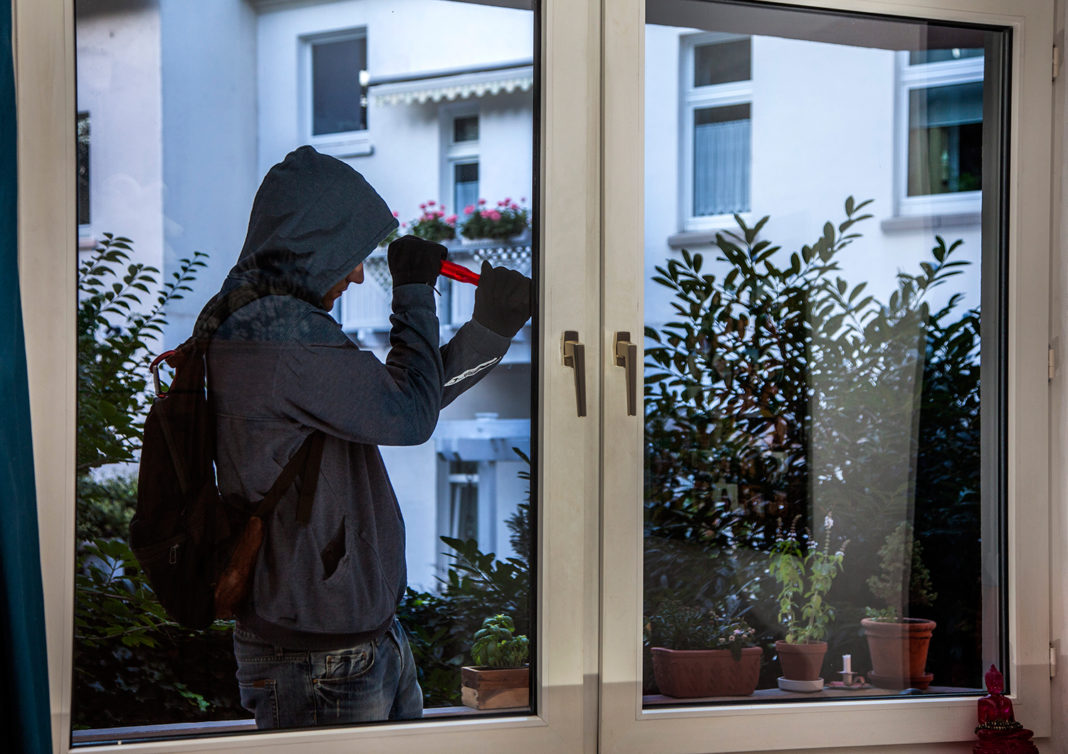 Einbrecher bei der Arbeit. Symbolbild: Polizei NRW