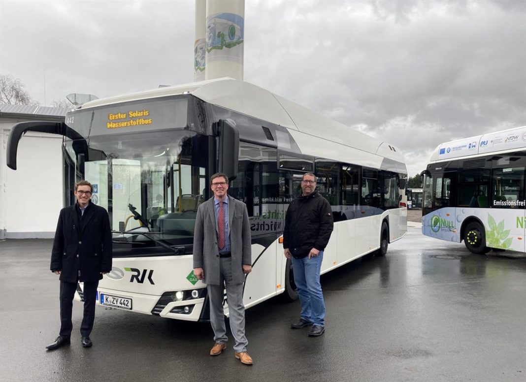 RVK-Geschäftsführer Marcel Frank, Landrat Stephan Santelmann, Aufsichtsratsvorsitzender der RVK, und Gregor Mauel als örtlicher Gebietsleiter nehmen den ersten Solaris Bus für die RVK in Betrieb. Foto: Regionalverkehr Köln GmbH