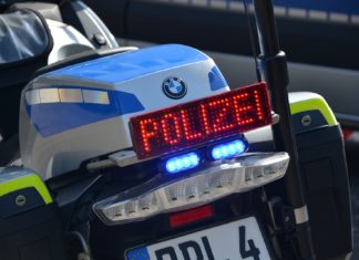 Polizei: "Stop" oder "Bitte folgen". Foto: Maximilian Weber