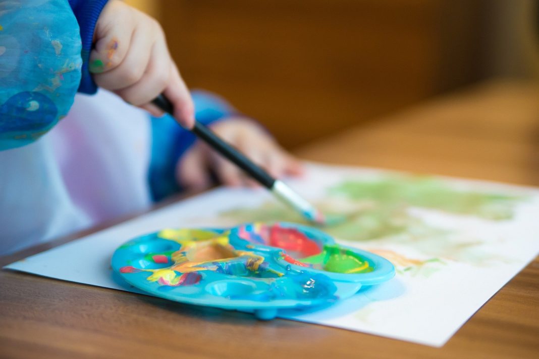 Kreative Beschäftigung für Kinder: Malen.