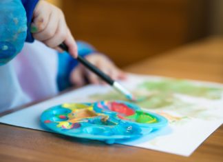 Kreative Beschäftigung für Kinder: Malen.