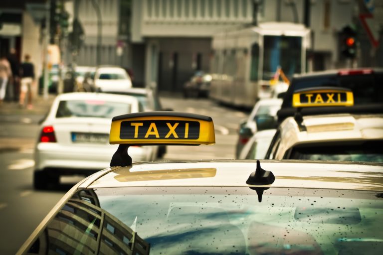 Mit dem Taxi zum Impfzentrum – wer übernimmt die Kosten?
