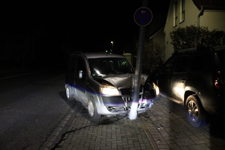 Betrunkener Autofahrer fährt gegen Straßenlaterne