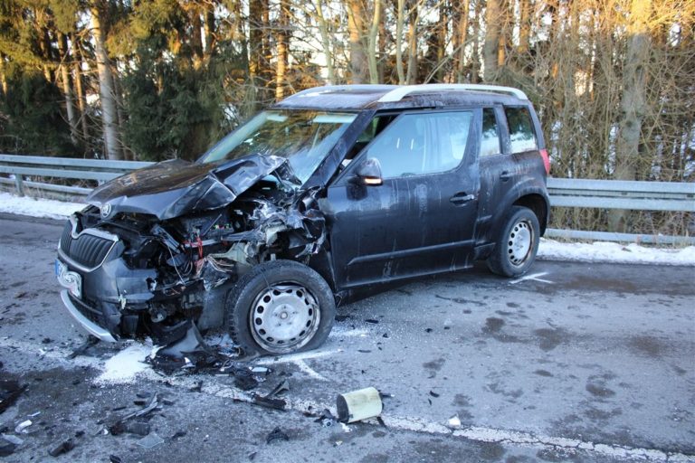 Pkw stößt mit Linienbus zusammen
