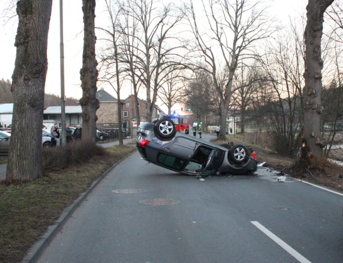 Ein 80-Jähriger aus Lindlar fuhr ohne Fremdeinwirkung gegen einen Baum, dadurch landete das Fahrzeug auf dem Dach. Foto: Polizei RheinBerg Ein 80-Jähriger aus Lindlar fuhr ohne Fremdeinwirkung gegen einen Baum, dadurch landete das Fahrzeug auf dem Dach. Foto: Polizei RheinBerg