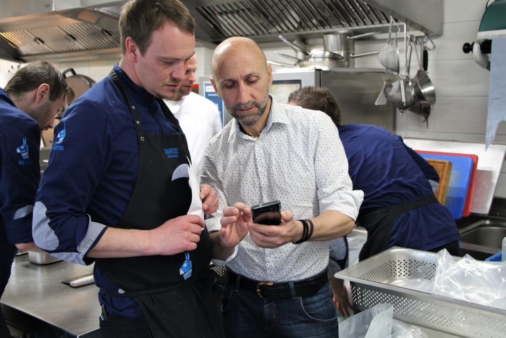 Mitte April 2020. Endlich kommt wieder etwas Leben in die Restaurant-Küche des "Blauer Esel" in Rostock. Miro B. bespricht mit seinem Küchenchef, wie das Ostermenü to-go zusammengestellt werden kann. Die Abholgerichte können den Umsatzausfall zwar nicht ausgleichen, aber es tut gut, dass wieder etwas passiert. Das Restaurant hat sich sogar eine eigene Abhol-App von einem Gast entwickeln lassen. ©ZDF/Enrico Demurray