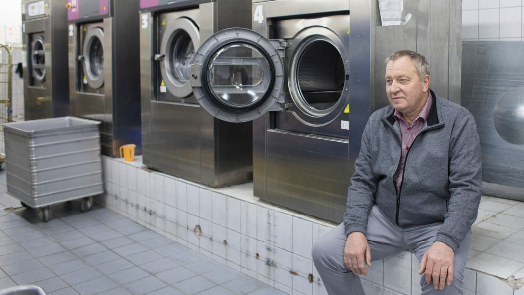 Lutz Hausmann hat die Wäscherei in Falkensee Brandenburg aufgebaut. Die Corona-Krise bereitet ihm den größten wirtschaftlichen Einbruch seit der Gründung der Wäscherei vor 30 Jahren. Die meisten Angestellten sind in Kurzarbeit. ©ZDF/Enrico Demurray