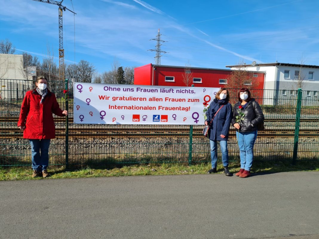 Aktion des Arbeitskreises sozialdemokratischer Frauen zum Weltfrauentag in Remscheid: Dr. Gerhilt Dietrich, Sabine Krause-Janotta und Regine Youssofi (v.l.) mit Banner 