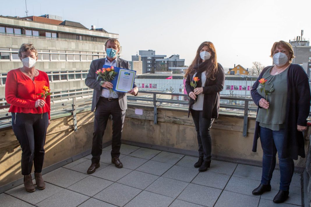 Faire Rosen zum Weltfrauentag: Beigeordnete Barbara Reul-Nocke, Oberbürgermeister Burkhard Mast-Weisz, Sabine Räck und Susann Kuwan. Foto Thomas E. Wunsch