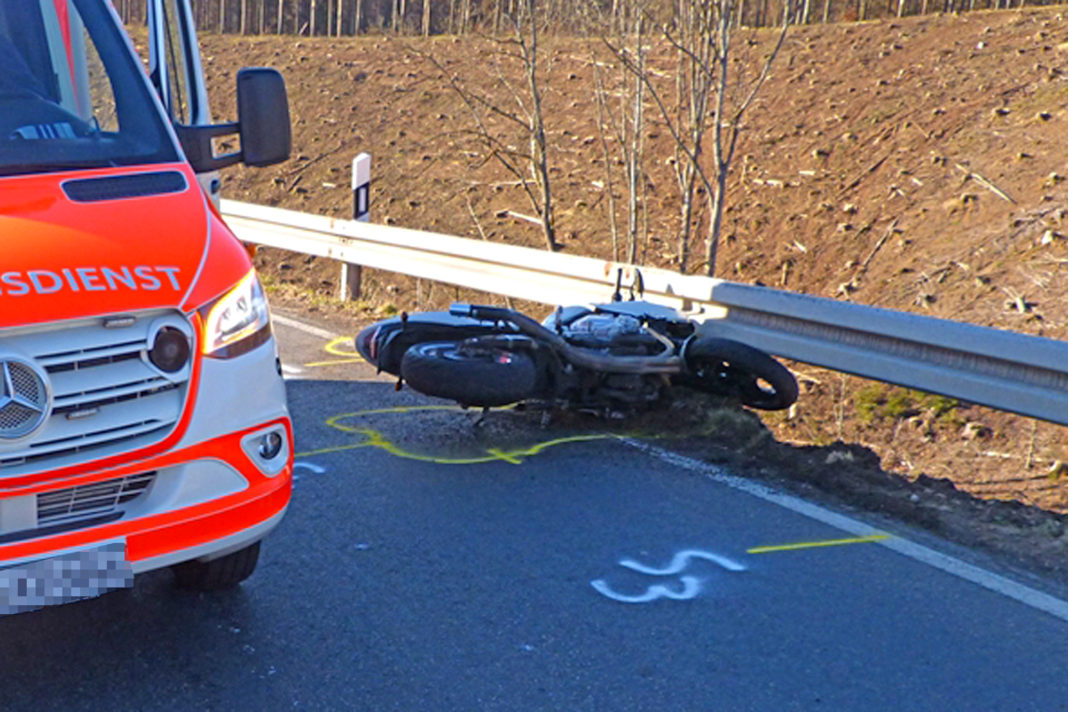 Gummersbach: Motorradunfall auf der L322. Foto: Polizei Oberberg